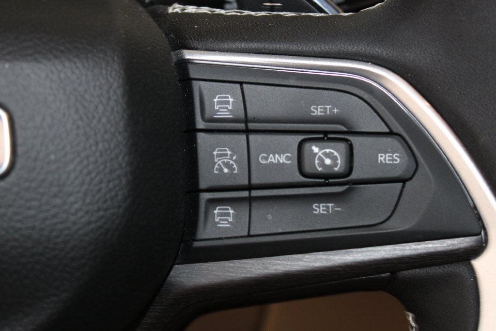 Used 2025 Jeep Grand Cherokee L Limited AWD/4WD image 14