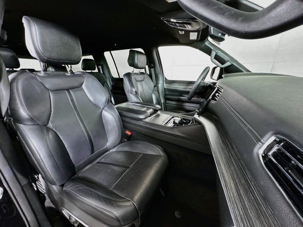 Used 2024 Jeep Wagoneer L Series III w/ Flexible Seating Group AWD/4WD image 30