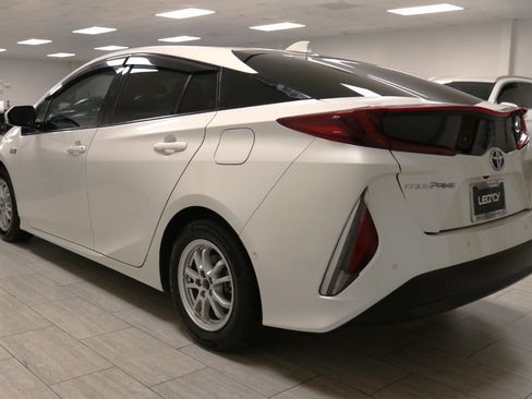 Used 2017 Toyota Prius Prime Advanced image 8