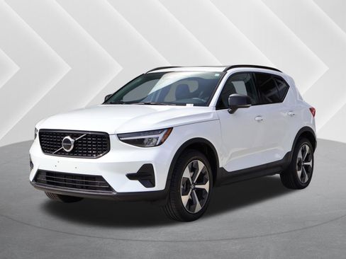 Used 2024 Volvo XC40 B5 Core image 1