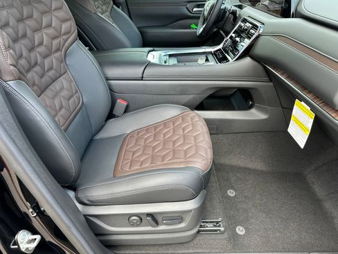 New 2025 Nissan Armada Platinum image 13