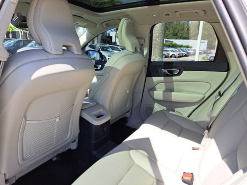 Used 2024 Volvo XC60 T8 Plus image 7