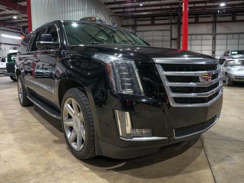 Used 2018 Cadillac Escalade ESV Luxury image 11
