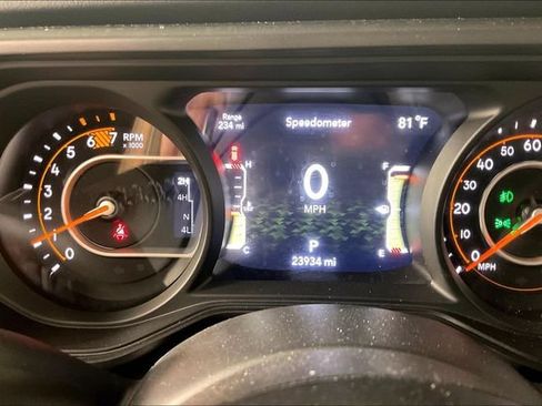 Used 2025 Jeep Wrangler Unlimited Rubicon w/ Convenience Group AWD/4WD image 12