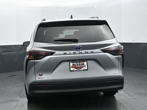 Used 2025 Toyota Sienna XLE FWD image 5