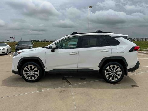 Used 2019 Toyota RAV4 XLE Premium w/ Cold Weather Package AWD/4WD image 6