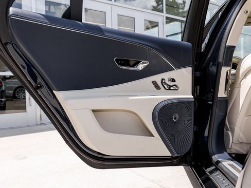 Certified 2024 Bentley Flying Spur V8 image 37