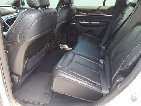 Used 2025 Jeep Grand Cherokee Limited AWD/4WD image 16