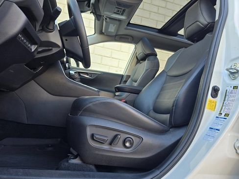 Used 2021 Toyota RAV4 Limited image 16