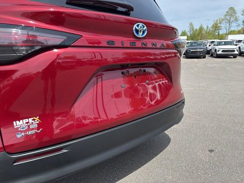 Used 2025 Toyota Sienna LE image 30
