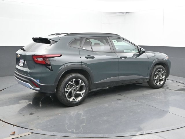 Used 2025 Chevrolet Trax LT FWD image 2