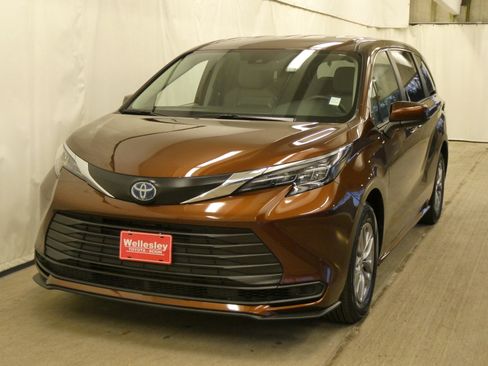 Certified 2024 Toyota Sienna LE image 22