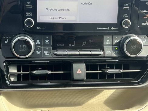 Used 2021 Toyota Highlander XLE FWD image 39