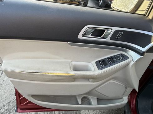 Used 2015 Ford Explorer XLT w/ Equipment Group 202A image 9