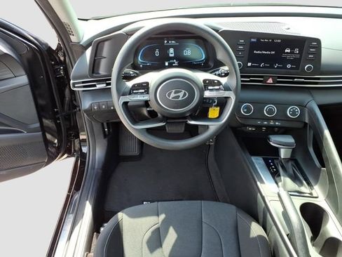 Used 2024 Hyundai Elantra SE image 12