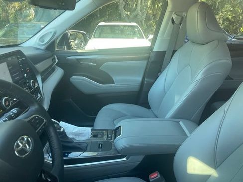 Used 2021 Toyota Highlander Limited FWD image 9