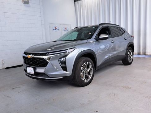 Used 2025 Chevrolet Trax LT w/ LT Convenience Package FWD image 2