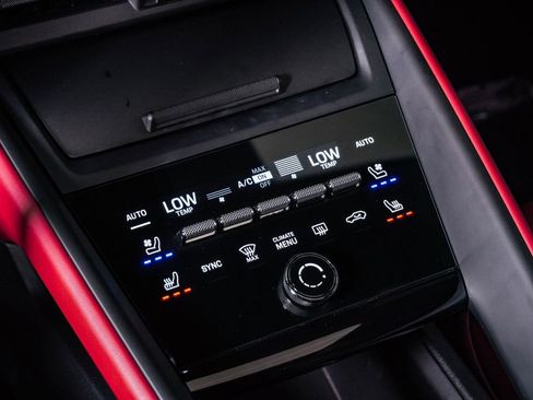 Certified 2025 Porsche Macan 4S Electric AWD/4WD image 24
