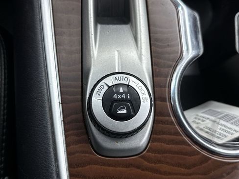 Used 2018 Nissan Pathfinder Platinum image 32