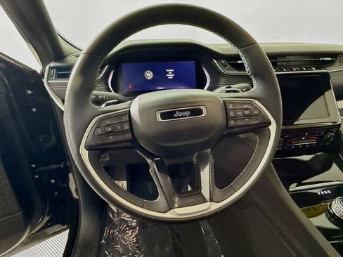 Used 2023 Jeep Grand Cherokee Altitude image 11