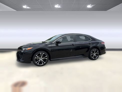 Used 2019 Toyota Camry SE FWD image 2