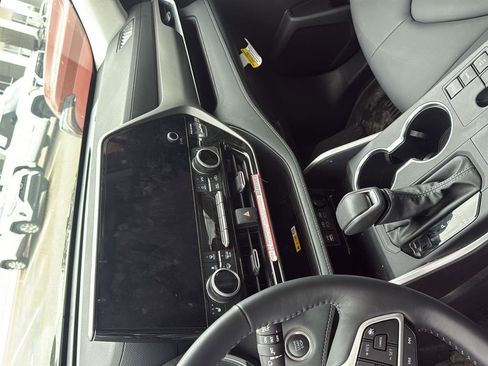 Used 2025 Toyota Highlander XLE image 4