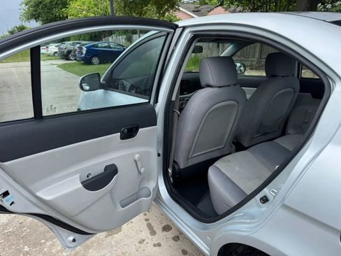Used 2010 Hyundai Accent GLS FWD image 16