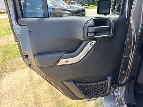 Used 2016 Jeep Wrangler Unlimited Sahara w/ Connectivity Group AWD/4WD image 29