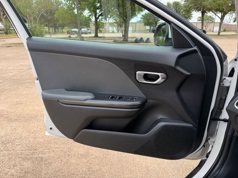 Used 2025 Kia K4 LXS image 18