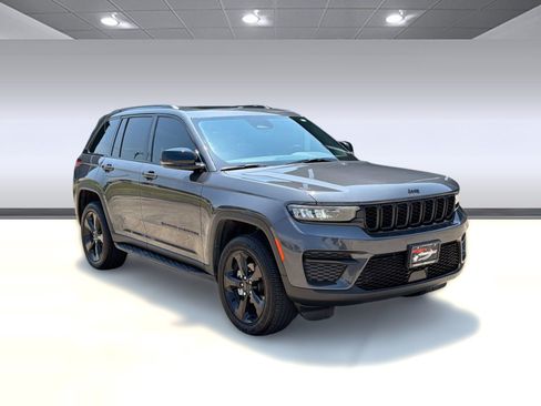 Used 2025 Jeep Grand Cherokee Altitude w/ Trailer Tow Package AWD/4WD image 7