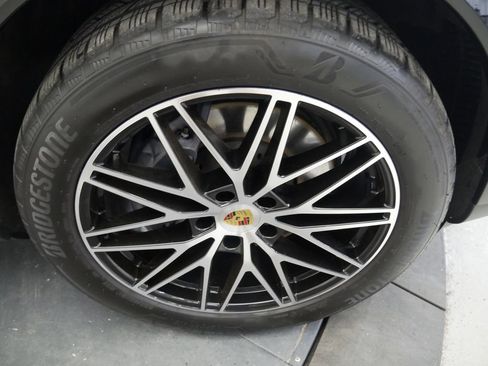 Certified 2024 Porsche Cayenne image 16