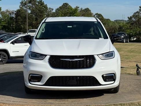 Used 2024 Chrysler Pacifica Touring-L image 2