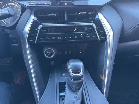 Used 2023 Toyota Venza XLE image 16