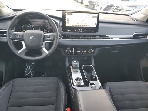 Used 2025 Mitsubishi Outlander SE image 18