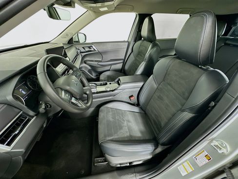 Used 2025 Mitsubishi Outlander SE image 13