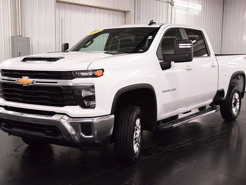 Used 2024 Chevrolet Silverado 2500 LT image 3