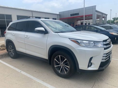 Used 2019 Toyota Highlander XLE AWD/4WD image 1