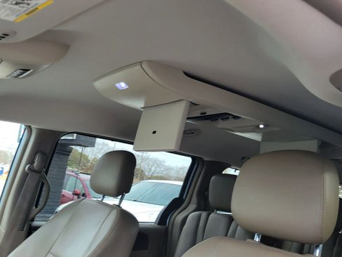 Used 2013 Chrysler Town & Country Touring-L w/ Driver Convenience Group image 16