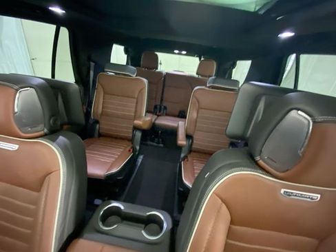 Used 2023 GMC Yukon Denali Ultimate AWD/4WD image 10