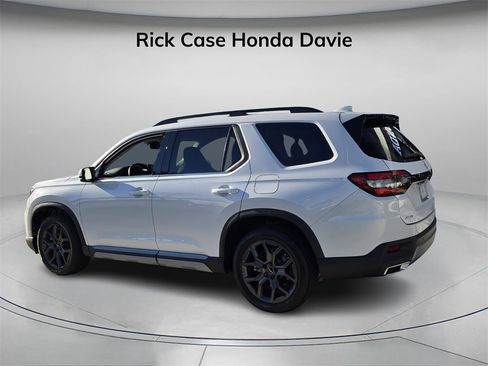 Used 2024 Honda Pilot Touring image 8
