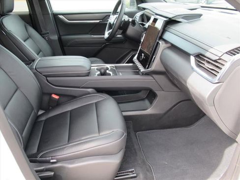 Used 2025 GMC Acadia Elevation FWD image 10