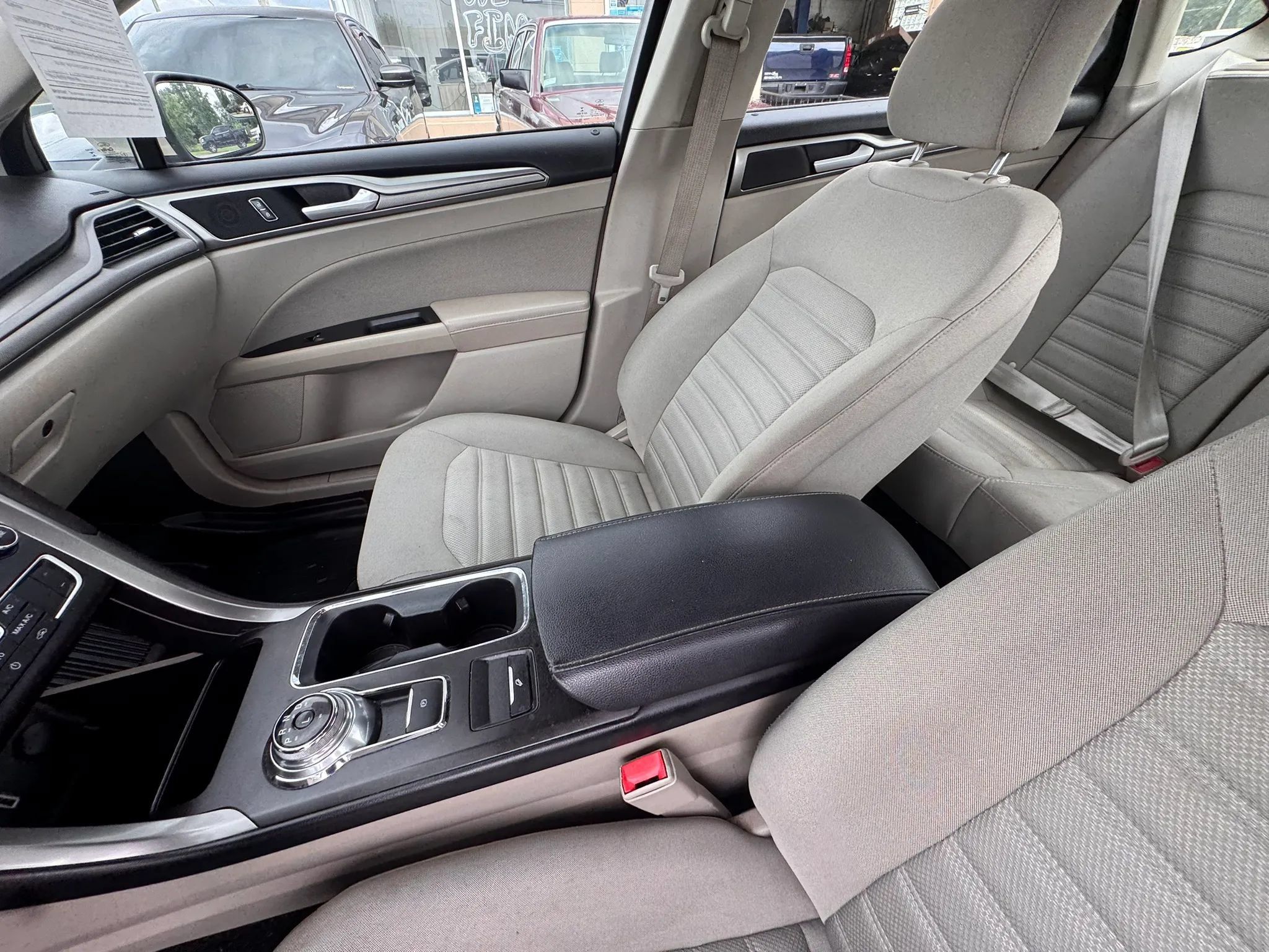 Used 2018 Ford Fusion SE w/ Fusion SE Technology Package FWD image 13