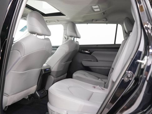 Used 2020 Toyota Highlander XLE w/ Protection Package #3 AWD/4WD image 19