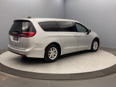 Used 2024 Chrysler Pacifica Touring-L FWD image 5
