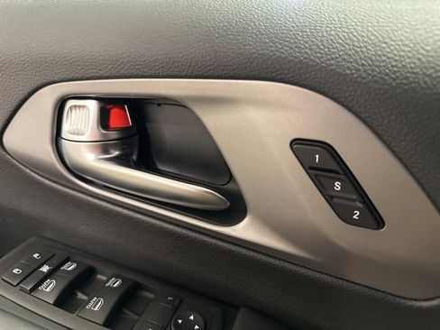 Used 2025 Chrysler Pacifica Select image 10