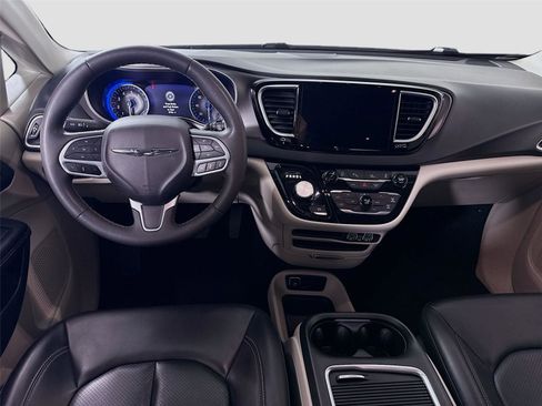 Used 2023 Chrysler Pacifica Touring-L FWD image 2