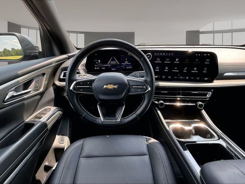 Used 2025 Chevrolet Traverse LT AWD/4WD image 8