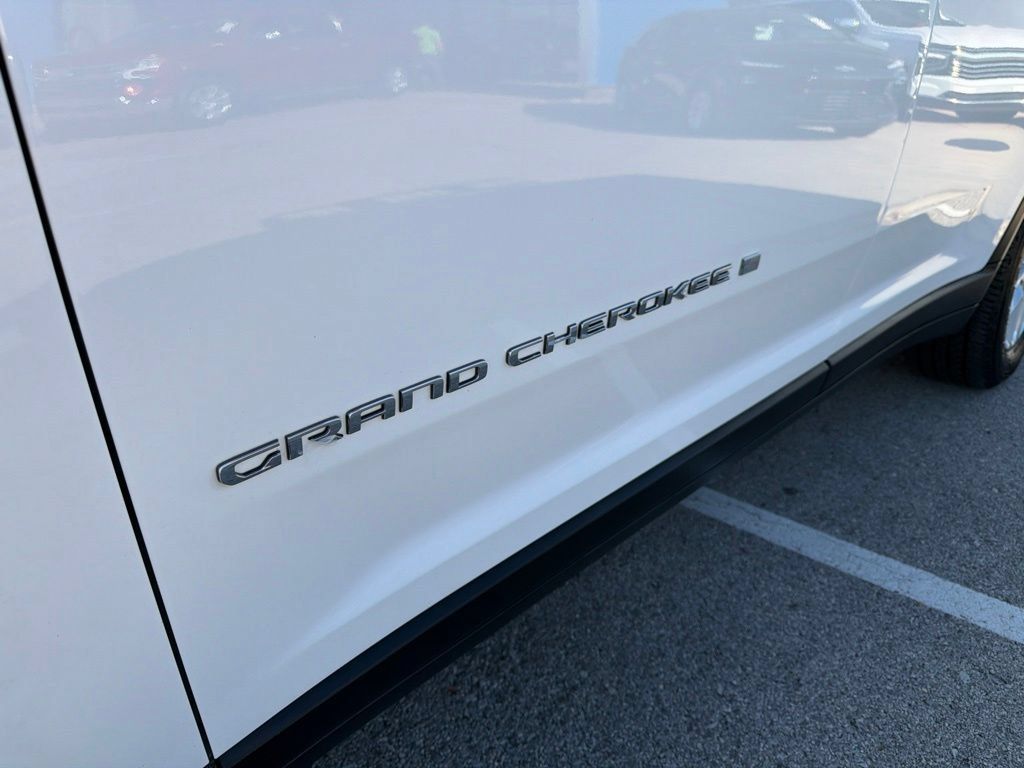 Used 2023 Jeep Grand Cherokee L Laredo AWD/4WD image 10