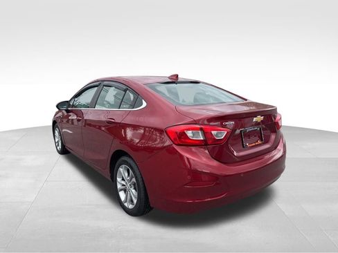 Used 2019 Chevrolet Cruze LT w/ Convenience Package FWD image 3