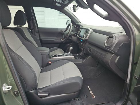 Used 2022 Toyota Tacoma TRD Off-Road image 14